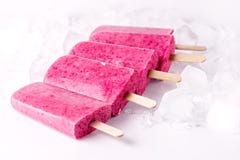 Berry Popsicle hecho en casa de restauración con helado sabroso del fondo blanco del postre del verano de la dieta sana del cubo imagen de archivo Berry Popsicle hecho en casa de restauración con helado sabroso del fondo blanco del postre del verano de la dieta sana del cubo imagen de archivo