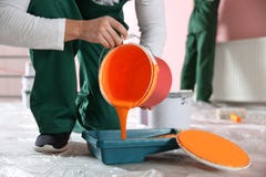 Berufsdekorateur mit Eimer Farbe zuhause Hauptreparaturservice stockfoto Berufsdekorateur mit Eimer Farbe zuhause Hauptreparaturservice stockfoto