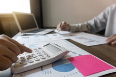 Berufsgeschäftskollegeteam, das mit neuem Projekt, Ideendarstellung und dem Treffen des Strategieplanes von arbeitet und analysie stockfotografie Berufsgeschäftskollegeteam, das mit neuem Projekt, Ideendarstellung und dem Treffen des Strategieplanes von arbeitet und analysie stockfotografie