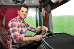 Berufskraftfahrer, der im Fahrerhaus von LKW sitzt stockbild Berufskraftfahrer, der im Fahrerhaus von LKW sitzt stockbild