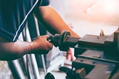Berufsmaschinist: funktionierende Schleifmaschine der Drehbank des Mannes lizenzfreie stockfotos Berufsmaschinist: funktionierende Schleifmaschine der Drehbank des Mannes lizenzfreie stockfotos