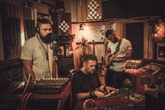 Berufsmusikband-Aufnahmelied im Butikentonstudio stockfotos Berufsmusikband-Aufnahmelied im Butikentonstudio stockfotos