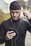 Berufssportler in der gepaßten Klage bereit zum Training Schließen Sie herauf Porträt der hörenden Musik des attraktiven muskulös stockfotografie Berufssportler in der gepaßten Klage bereit zum Training Schließen Sie herauf Porträt der hörenden Musik des attraktiven muskulös stockfotografie