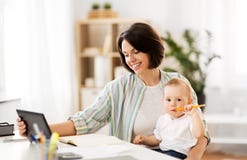 Berufst?tige Mutter mit Tabletten-PC und Baby zu Hause stockfotografie Berufst?tige Mutter mit Tabletten-PC und Baby zu Hause stockfotografie
