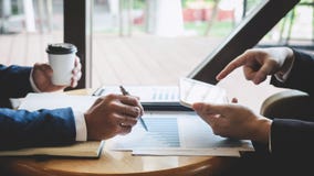 Berufsteilhaberteam, das auf Sitzung zur analysierenden Darstellungsplanungs-Investitionsvorhabenfunktion sich bespricht und lizenzfreies stockfoto Berufsteilhaberteam, das auf Sitzung zur analysierenden Darstellungsplanungs-Investitionsvorhabenfunktion sich bespricht und lizenzfreies stockfoto