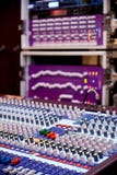 Berufston und Audiomischerbedienfeld stockfotos Berufston und Audiomischerbedienfeld stockfotos