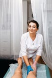 Berufswachsmeister Sie tr?gt eine wei?e Robe und ein L?cheln stockfotografie Berufswachsmeister Sie tr?gt eine wei?e Robe und ein L?cheln stockfotografie