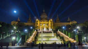 Berömd ljus show och magisk springbrunntimelapsehyperlapse framme av den nationella Art Museum på Placa Espanya in arkivfilmer Berömd ljus show och magisk springbrunntimelapsehyperlapse framme av den nationella Art Museum på Placa Espanya in arkivfilmer