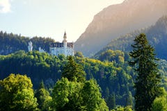 Berömd Neuschwanstein slott, slott för nypremiär för århundrade för th 19 romansk på en ojämn kulle ovanför byn av Hohenschwangau arkivfoton Berömd Neuschwanstein slott, slott för nypremiär för århundrade för th 19 romansk på en ojämn kulle ovanför byn av Hohenschwangau arkivfoton
