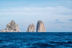 Berömda havsbuntar med bågen, faraglioni, av kusten av Capri i fjärden av Naples på medelhavet, Italien royaltyfri foto Berömda havsbuntar med bågen, faraglioni, av kusten av Capri i fjärden av Naples på medelhavet, Italien royaltyfri foto