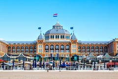 Berömt storslaget hotell Amrath Kurhaus på den Scheveningen stranden, Hague, Nederländerna royaltyfri fotografi Berömt storslaget hotell Amrath Kurhaus på den Scheveningen stranden, Hague, Nederländerna royaltyfri fotografi