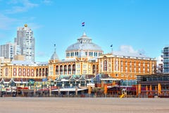 Berömt storslaget hotell Amrath Kurhaus på den Scheveningen stranden, Hague, Nederländerna royaltyfria foton Berömt storslaget hotell Amrath Kurhaus på den Scheveningen stranden, Hague, Nederländerna royaltyfria foton