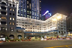 Berühmte Luxushotel Hong Kongs Halbinsel bis zum Nacht lizenzfreie stockfotografie Berühmte Luxushotel Hong Kongs Halbinsel bis zum Nacht lizenzfreie stockfotografie