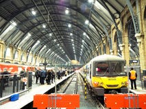 Berühmte Paddington-Bahnstation von London mit dem schönen Bogen-Decken-Bau lizenzfreies stockbild Berühmte Paddington-Bahnstation von London mit dem schönen Bogen-Decken-Bau lizenzfreies stockbild
