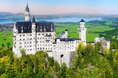 Berühmtes Neuschwanstein-Schloss, Märchenpalast auf einem schroffen Hügel über dem Dorf von Hohenschwangau nahe Fussen lizenzfreie stockfotografie Berühmtes Neuschwanstein-Schloss, Märchenpalast auf einem schroffen Hügel über dem Dorf von Hohenschwangau nahe Fussen lizenzfreie stockfotografie
