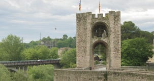 Besalu, Girona, Καταλωνία, Ισπανία Διάσημη γέφυρα Besalu ορόσημων παλαιά μεσαιωνική Romanesque πέρα από τον ποταμό Fluvia σε νεφε απόθεμα βίντεο Besalu, Girona, Καταλωνία, Ισπανία Διάσημη γέφυρα Besalu ορόσημων παλαιά μεσαιωνική Romanesque πέρα από τον ποταμό Fluvia σε νεφε απόθεμα βίντεο