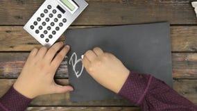 Beschneidungspfad eingeschlossen Mann schreibt das Wort GESCHÄFT mit Kreide auf eine Tafel stock footage Beschneidungspfad eingeschlossen Mann schreibt das Wort GESCHÄFT mit Kreide auf eine Tafel stock footage