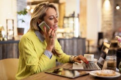 Beschäftigte Frau, die im Café arbeitet lizenzfreie stockfotos Beschäftigte Frau, die im Café arbeitet lizenzfreie stockfotos