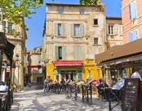 Besetzte Kaffee, Arles Frankreich stockfotos Besetzte Kaffee, Arles Frankreich stockfotos