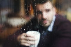 Beskåda mannen som ut ser fönstret fotografering för bildbyråer Beskåda mannen som ut ser fönstret fotografering för bildbyråer