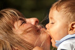 Beso del bebé de la madre Beso del bebé de la madre