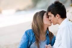 Beso romántico en la playa.