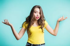 Besorgte hilflose Frauenverbreitungshände und doesn ` t kennen was zu tun lizenzfreies stockbild Besorgte hilflose Frauenverbreitungshände und doesn ` t kennen was zu tun lizenzfreies stockbild