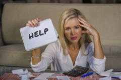 Besorgte und betonte kaukasische Frau 40s, die den Notizblock berechnet inländische Ausgaben und Steuerzahlungen im Budgetproblem stockfoto Besorgte und betonte kaukasische Frau 40s, die den Notizblock berechnet inländische Ausgaben und Steuerzahlungen im Budgetproblem stockfoto