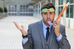 Besorgter Geschäftsmann mit Sporttauchenausrüstung lizenzfreie stockfotos Besorgter Geschäftsmann mit Sporttauchenausrüstung lizenzfreie stockfotos