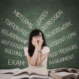 Besorgter Student mit Problemen lizenzfreie stockbilder Besorgter Student mit Problemen lizenzfreie stockbilder