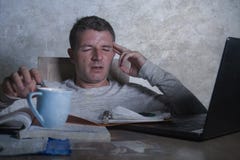Besorgter und hoffnungsloser Mann, der zu Hause Spät- Schreibtisch mit der glaubenden Laptop-Computer frustrierte und müde Buchha lizenzfreies stockfoto Besorgter und hoffnungsloser Mann, der zu Hause Spät- Schreibtisch mit der glaubenden Laptop-Computer frustrierte und müde Buchha lizenzfreies stockfoto
