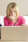 Besorgtes schauendes Mädchen, das Laptop verwendet lizenzfreies stockfoto Besorgtes schauendes Mädchen, das Laptop verwendet lizenzfreies stockfoto