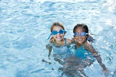 Beste Freunde, Mädchen, die im Swimmingpool lächeln lizenzfreie stockbilder Beste Freunde, Mädchen, die im Swimmingpool lächeln lizenzfreie stockbilder