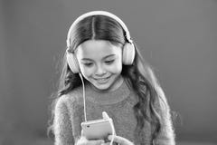 Beste muziek apps kostenloos Geniet van perfect geluid Het meisjeskind luistert muziek moderne hoofdtelefoons en smartphone Let o stock fotografie Beste muziek apps kostenloos Geniet van perfect geluid Het meisjeskind luistert muziek moderne hoofdtelefoons en smartphone Let o stock fotografie