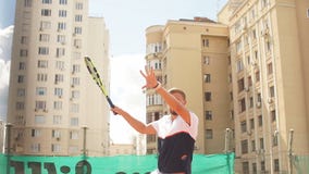 Bestimmter blonder männlicher Tennisspieler ist bereit, einen starken Aufschlag zurückzubringen stock footage Bestimmter blonder männlicher Tennisspieler ist bereit, einen starken Aufschlag zurückzubringen stock footage