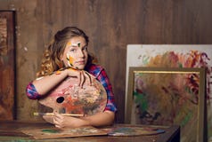 Bestudeert het mooie tiener-meisje van Nice in de kunst-studio stock foto Bestudeert het mooie tiener-meisje van Nice in de kunst-studio stock foto