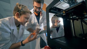 beståndsdelar 3D-printed får observerade vid skolbarn och en forskningarbetare lager videofilmer beståndsdelar 3D-printed får observerade vid skolbarn och en forskningarbetare lager videofilmer