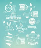 Beståndsdelar för design för sommarferier på blå bakgrund stock illustrationer Beståndsdelar för design för sommarferier på blå bakgrund stock illustrationer