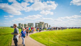 Besökare på det Stonehenge UNESCOarvet i UK som går runt om monumentet arkivfoton Besökare på det Stonehenge UNESCOarvet i UK som går runt om monumentet arkivfoton