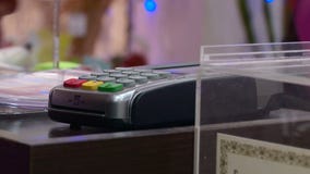 Betalning vid bankkreditkorten av godset i lagret stock video Betalning vid bankkreditkorten av godset i lagret stock video