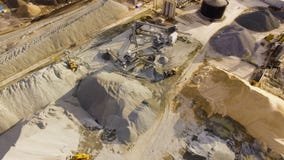 Beton roślina w polu wśród lasów widok z lotu ptaka zbiory wideo Beton roślina w polu wśród lasów widok z lotu ptaka zbiory wideo