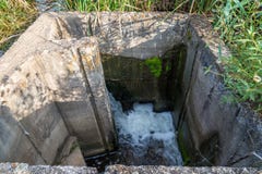 Betonowy wodny drożny dyszla zakończenie up brudna woda od małego stawowego spływania out mała zatoczka zdjęcia stock Betonowy wodny drożny dyszla zakończenie up brudna woda od małego stawowego spływania out mała zatoczka zdjęcia stock