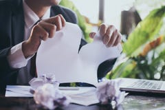 Betonte zerreißende Papiere des Geschäftsmannes stockfoto Betonte zerreißende Papiere des Geschäftsmannes stockfoto