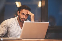 Betonter Geschäftsmann mit dem Laptopdenken stockbilder Betonter Geschäftsmann mit dem Laptopdenken stockbilder