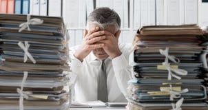 Betonter Unternehmensleiter und Stapel der Schreibarbeit stockbilder Betonter Unternehmensleiter und Stapel der Schreibarbeit stockbilder