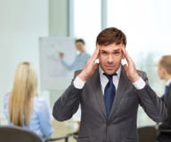 Betontes buisnessman oder Lehrer, die Kopfschmerzen haben lizenzfreie stockbilder Betontes buisnessman oder Lehrer, die Kopfschmerzen haben lizenzfreie stockbilder