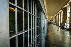 Betrachten hinunter Gefängnis-Zellblock Stangen stockbild Betrachten hinunter Gefängnis-Zellblock Stangen stockbild