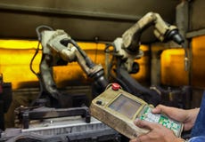 Betreiber unterrichtet Roboter für neues Programm lizenzfreie stockfotografie Betreiber unterrichtet Roboter für neues Programm lizenzfreie stockfotografie
