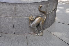 Betsy Ross Cat Sculpture nel cortile della Camera da Filadelfia in Pensilvania U.S.A. immagini stock libere da diritti Betsy Ross Cat Sculpture nel cortile della Camera da Filadelfia in Pensilvania U.S.A. immagini stock libere da diritti