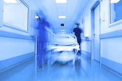 Bett in einem modernen Klinikkorridor lizenzfreies stockfoto Bett in einem modernen Klinikkorridor lizenzfreies stockfoto